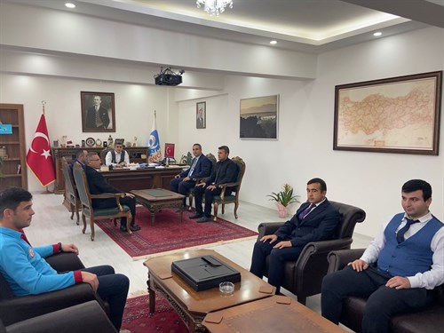 AFAD koordinasyonunda, Düzce Depremi’nin 23. yıldönümü dolayısıyla ilçemizde de "Deprem Anı #ÇökKapanTutun Tatbikatı" gerçekleştirildi.